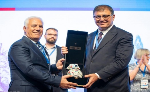 Şehirlerarası Sağlık Zirvesi'ne Tugay'da katıldı: Kentlerin gelişimi için ortak adım