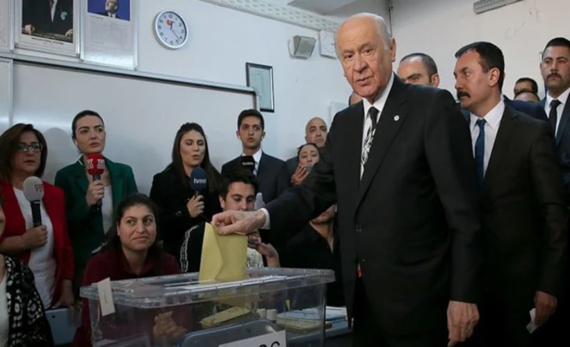 Son ankette büyük şok: MHP ilk kez baraj atına düştü!