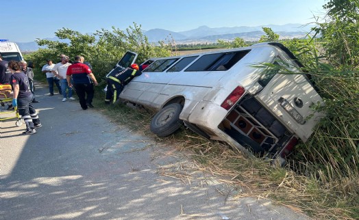 Tarım işçilerini taşıyan minibüs devrildi: 6 yaralı
