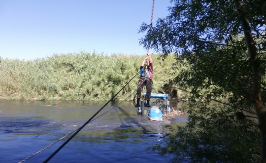 Traktörüyle nehirde mahsur kalan çiftçi kamerada