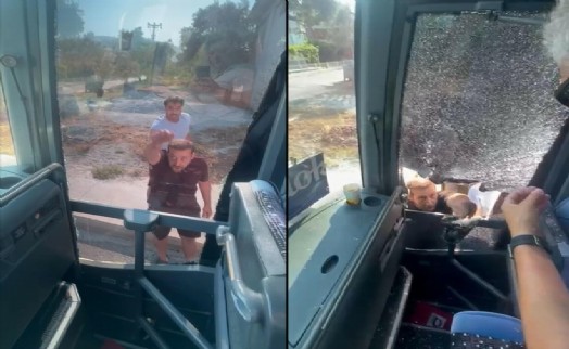 Turistlerin taşındığı otobüsün önünü kesip, şoföre taşla saldırdılar; o anlar kamerada