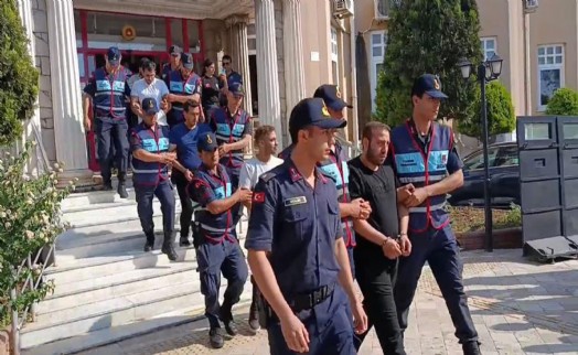 Turistlerin taşıyan otobüsün camını kırıp, şoförünü yaralayan 5 şüpheli tutuklandı