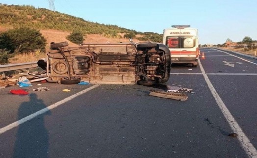 Uşak'ta hafif ticari araç devrildi, can pazarı yaşandı