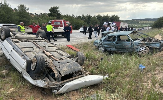 Uşak'ta 2 otomobil çarpıştı; 7 yaralı