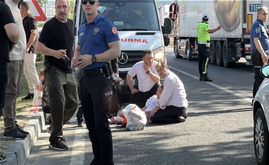 Yaya geçidinden yolun karşısına geçmek isteyen 2 kız kardeşe otomobil çarptı