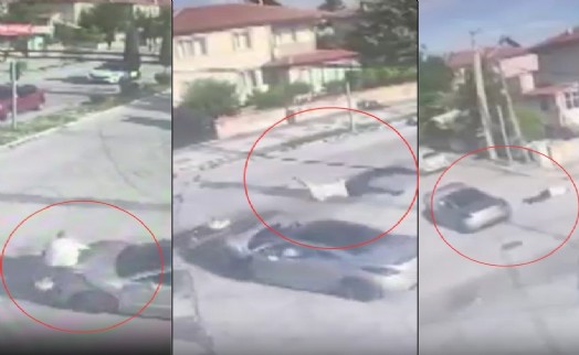 Yok böyle kaza! Motosiklet sürücüsü savrulup takla attı