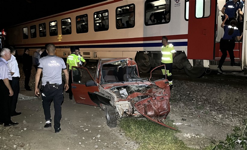 Yolcu treni otomobile çarptı!