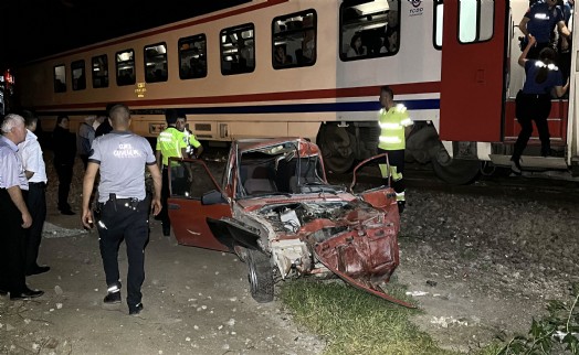 Yolcu treni otomobile çarptı!