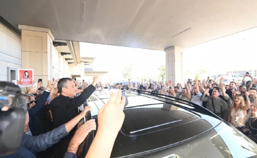 Yurt dışından dönen CHP Genel Başkanı Özel'i, partililer karşıladı