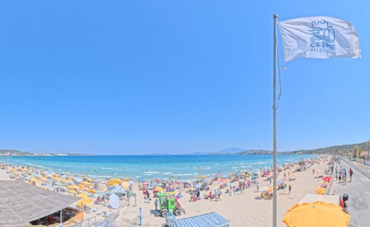 Sıcak hava bunalttı; Çeşme'de plajlar doldu