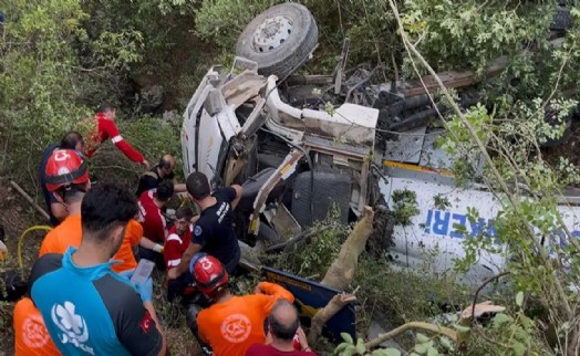Yangınla mücadeleye giderken facia: Tanker uçuruma yuvarlandı, 3 kişi yaşamını yitirdi