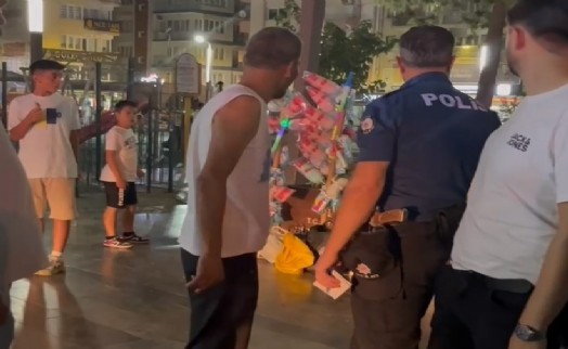 Tartışma kanlı bitti! 15 yaşındaki çocuk, pamuk şekerciyi bıçakladı