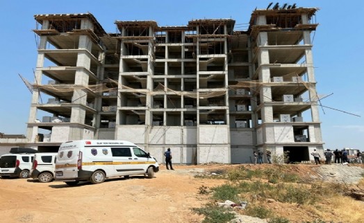 8'inci kattan düşen inşaat işçisi ağır yaralandı!