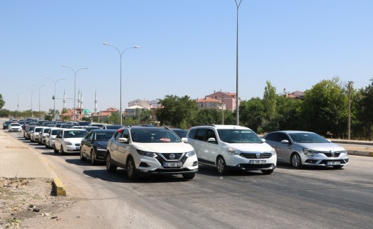 Afyon-Antalya yolunda 'yaz' yoğunluğu