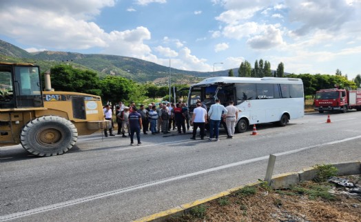 Afyonkarahisar'da yolcu midibüsü ile TIR çarpıştı; 7 yaralı