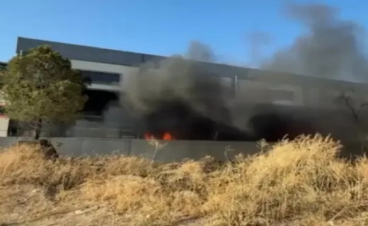 Alevler kamyonetten fabrikaya sıçradı: Kısa sürede kontrol altına alındı