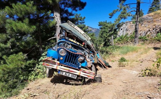 Aydın'da cip şarampole yuvarlandı: 1'i çocuk 3 yaralı