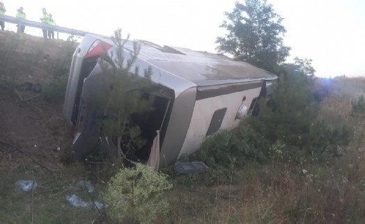 Balıkesir'de yolcu otobüsü şarampole devrildi; 27 yaralı