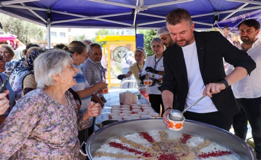 Başkan Duman elleriyle aşure dağıttı