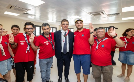 Başkan Tugay Engelli Çalışmaları Merkezi'ni ziyaret etti