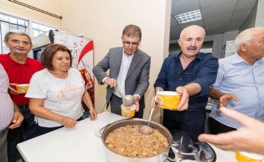 Başkan Tugay aşure bereketini paylaştı