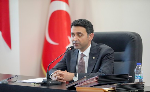 Bayraklı'da gergin meclis: 'Hangi AKP'li böyle gözaltına alınmış