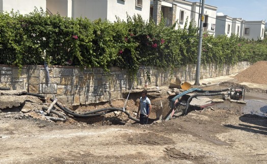 Bodrum'da ana su isale hattı patladı, yol trafiğe kapandı