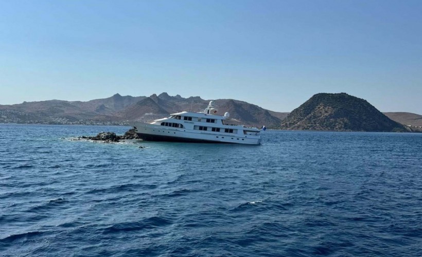 Bodrum'da kayalıklara çarpan motoryatı kurtarma çalışmaları sürüyor