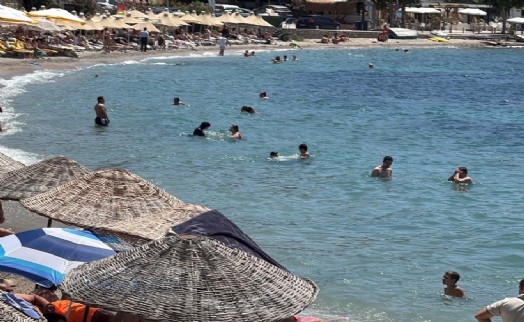 Bodrum'da sıcaktan bunalanlar kendini sahile attı