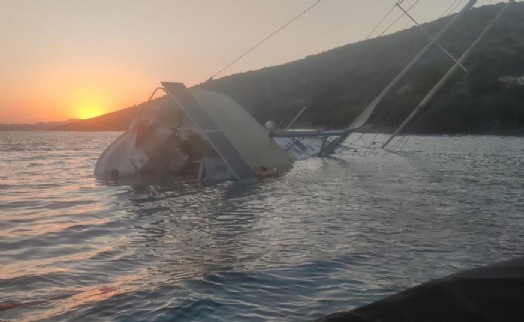 Bodrum'da kayalıklara sürten yelkenli tekne karaya oturdu; 5 kişi kurtarıldı