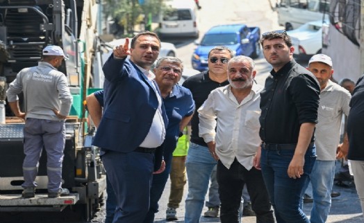 Bornova'da asfalt mesaisi sıcak dinlemiyor: Eşki'den yerinde inceleme