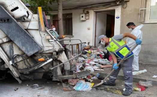 Bornova'da 'çöp ev' şoku! 7 yıldır böyle yaşıyorlarmış