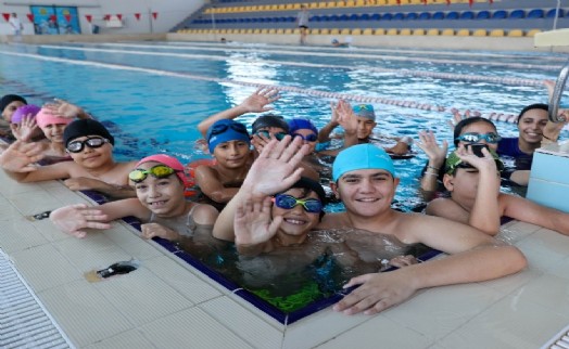Buca Belediyesi'nden miniklere tatilde spor desteği: Yüzme kurslarına akın ettiler