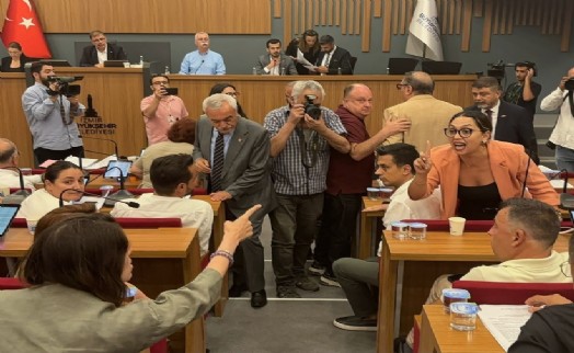 Büyükşehir Meclisi peş peşe tartışmalara sahne oldu: ‘Senin saygın bu kadar otur aşağı!'