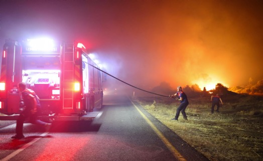 Çeşme'de yangınla mücadele sürüyor…