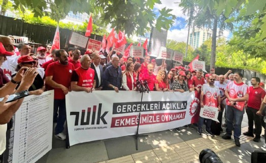 DİSK'ten TÜİK önünde eylem: 'Gerçekleri açıkla, ekmeğimizle oynama!'