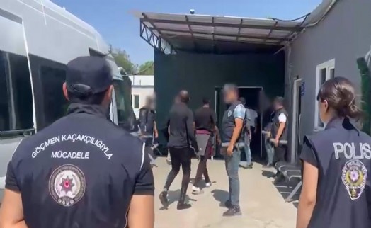 Denizli'de 11 kaçak göçmen ile 1 organizatör yakaladı