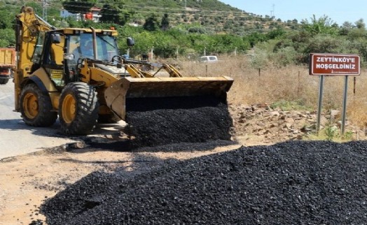 Efes Selçuk'ta yoğun mesai: Barutçu ile Zeytinköy'de yol zemini yenilendi
