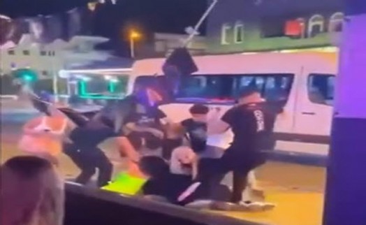 Eğlence mekanında tekmeli, yumruklu 'hesap' kavgası kamerada: 5 gözaltı