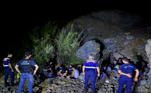 Ekipler kaçak göçmenlere geçit vermedi!