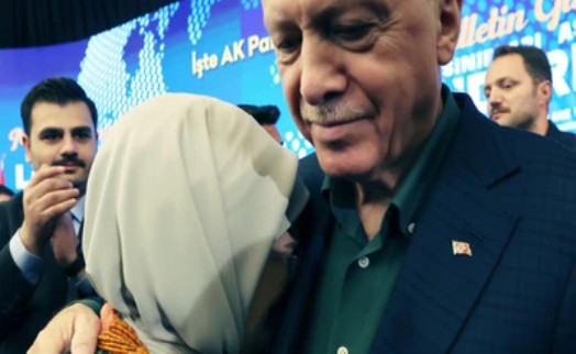Erdoğan sahneden indi Emine Erdoğan hıçkıra hıçkıra ağladı