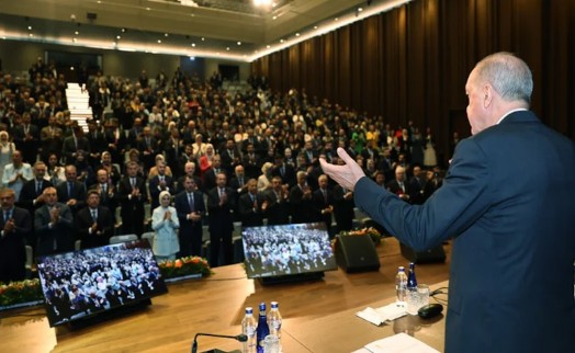 Erdoğan'ın önünde bakan eleştirisi