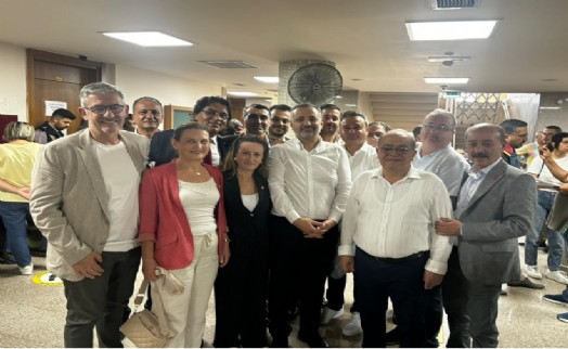 İzmir Adliyesi'nde Aslanoğlu'na destek
