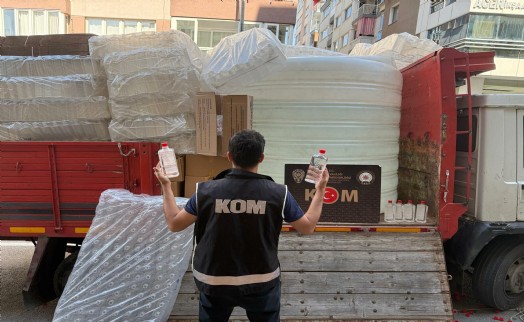 İzmir'de 5,8 ton taklit etiketli etil alkol ele geçirildi