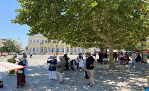 İzmir'de bunaltan havada çare ağaçların altı oldu: Vatandaşlar gölge yerlere sığındı