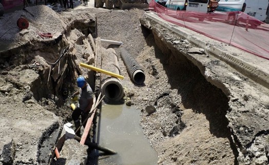 İzmir'de doğal gaz borusunda patlama: Cadde trafiğe kapatıldı