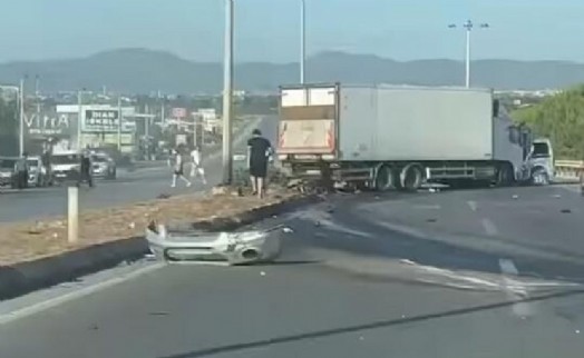 İzmir'de feci kaza; Karşı şeride geçip, TIR'la çarpışan hafif ticari aracın sürücüsü öldü