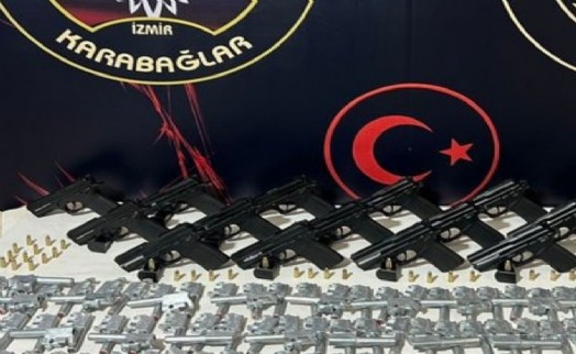 İzmir'de silah kaçakçılığı operasyonu: Baba ve 2 oğlu yakalandı
