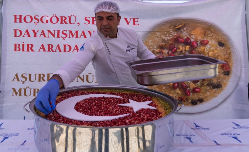İzmir’de Muharrem ayı bereketi: 10 bin kişilik aşure hayrı yapıldı