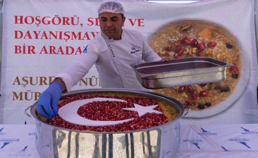 İzmir'de Muharrem ayı bereketi: 10 bin kişilik aşure hayrı yapıldı